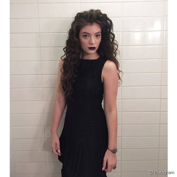 A cantora Lorde também não abre mão dos batons escuros para as produções com pegada gótica